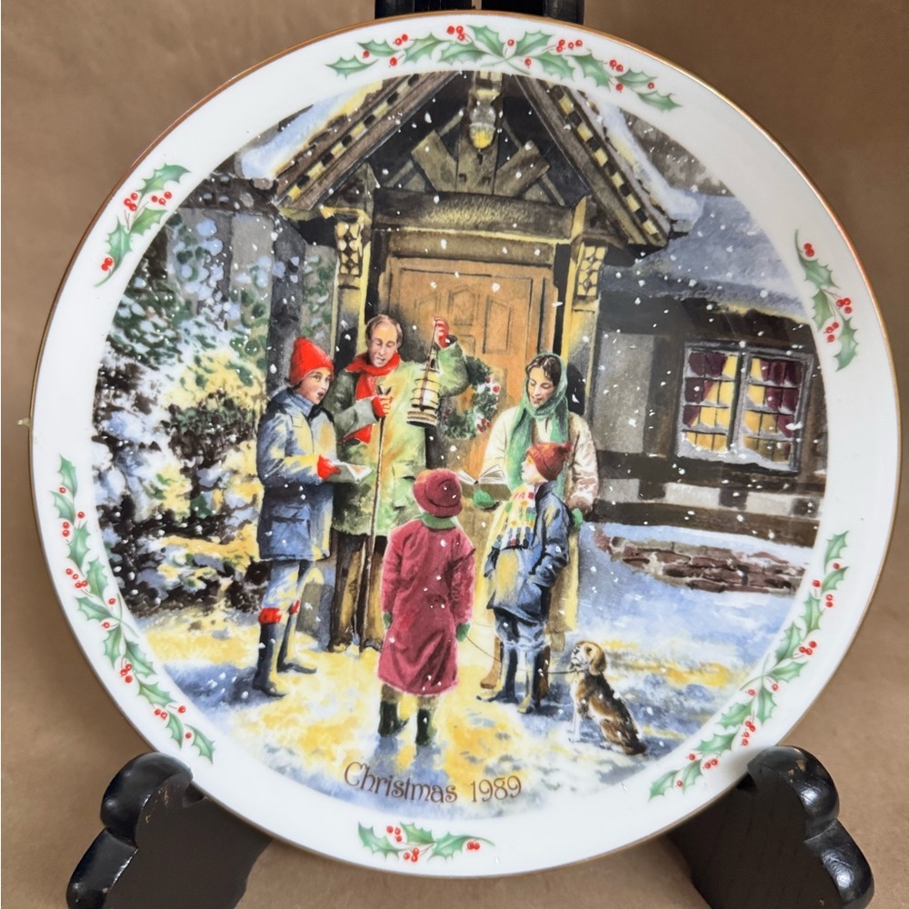 1989 Royal Doulton Family Christmas “Carolling” 8” Collectible Christmas Plate